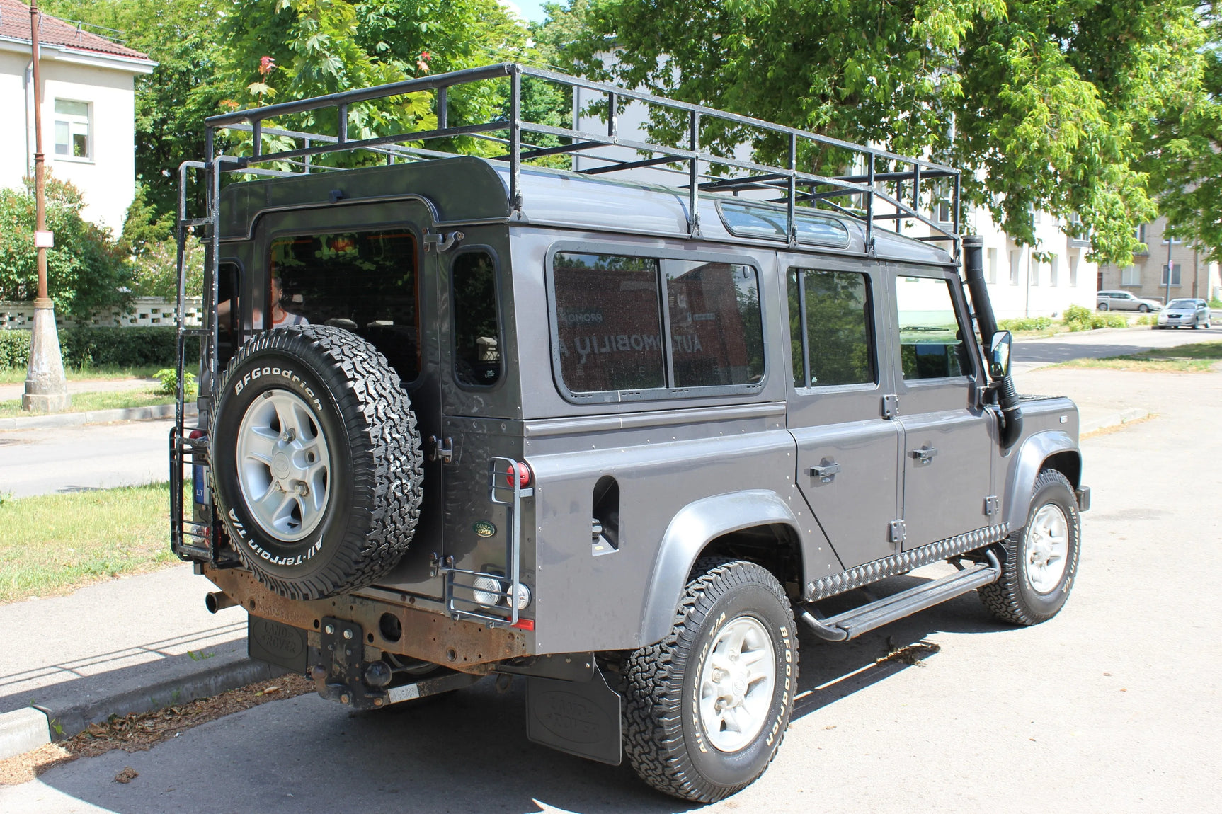 Land Rover garsiakalbiai