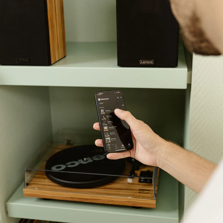 Lenco LS-500OK, patefonas su įmontuotu garso stiprintuvu ir dviem garso kolonėlėmis - telefonas valdo patefoną per programėlę