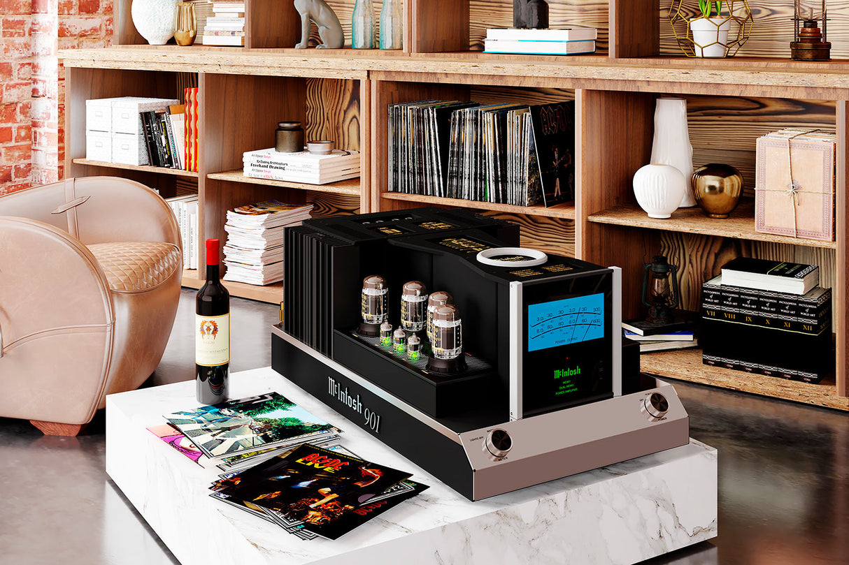 McIntosh MC901, monofoninis stiprintuvas (sujungia 300 vatų lempinį stiprintuvą ir 600 vatų tranzistorinį stiprintuvą viename korpuse) 