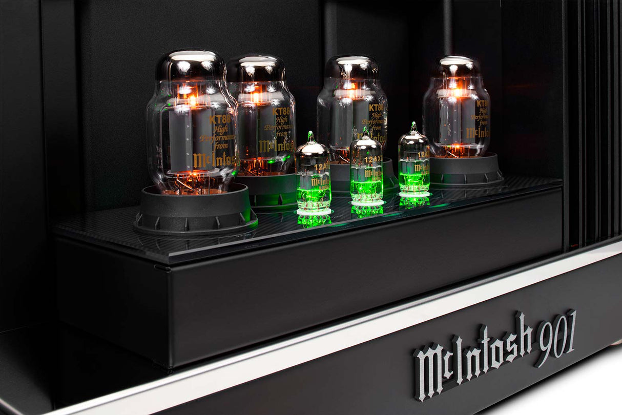 McIntosh MC901, monofoninis stiprintuvas (sujungia 300 vatų lempinį stiprintuvą ir 600 vatų tranzistorinį stiprintuvą viename korpuse) 