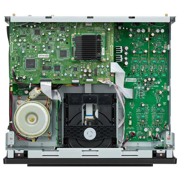 Marantz CD 50n, Hi-Res CD ir tinklo grotuvas HEOS, HDMI ARC - vidinis įrenginio vaizdas su plokštėmis ir diskų mechanizmu
