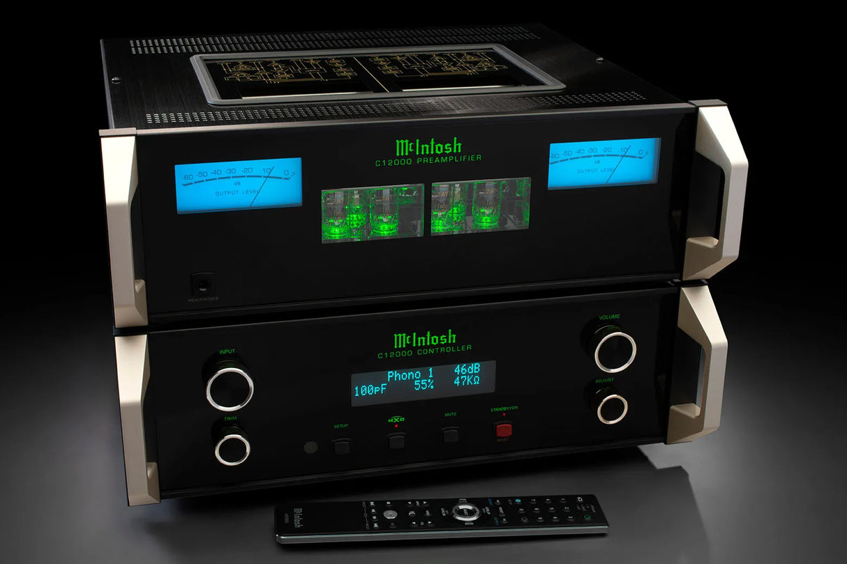 McIntosh C12000, 2-ių kanalų stereo lempinis pradinis stiprintuvas - matomi žaliu švytintys vamzdeliai ir du mėlyni indikatoriai