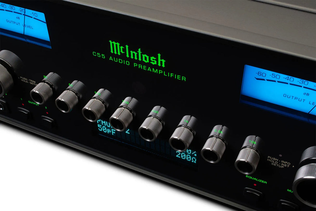 McIntosh C55, 2-jų kanalų tranzistorinis pradinis stereo stiprintuvas - Mėlyni indikatoriai ir žali mygtukai su skaitmenimis