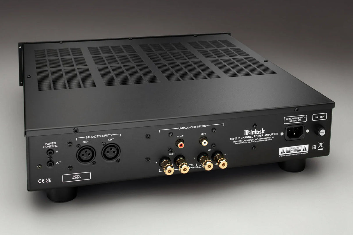 McIntosh MI502, 2-jų kanalų stereo galios stiprintuvas - galinė panelė su jungtimis ir ventiliacija