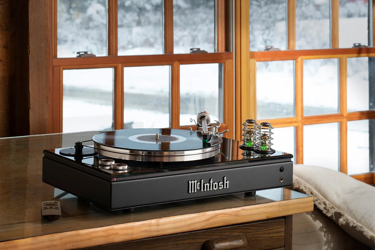 McIntosh MTI100, patefonas su integruotu stiprintuvu - matomi du švytintys elektroniniai vamzdeliai
