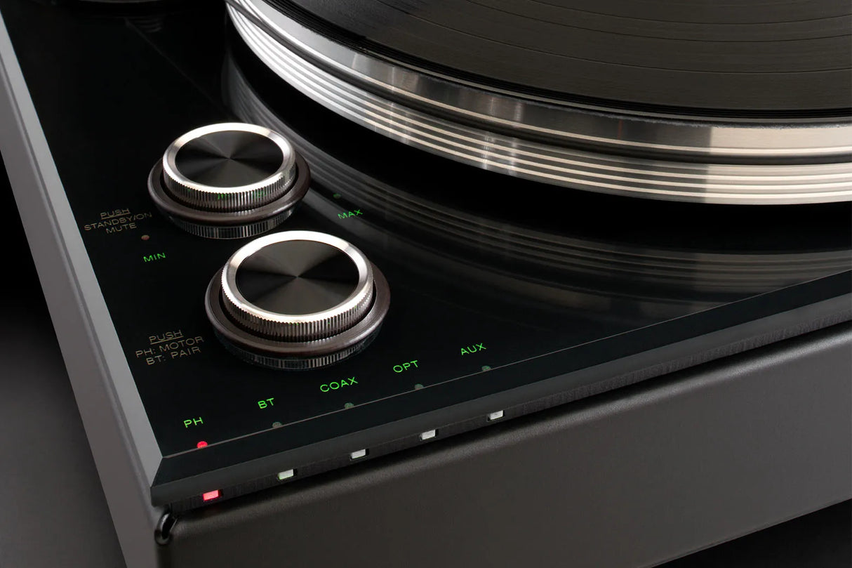 McIntosh MTI100, patefonas su integruotu stiprintuvu - valdymo ratukai ir indikatoriai iš arti