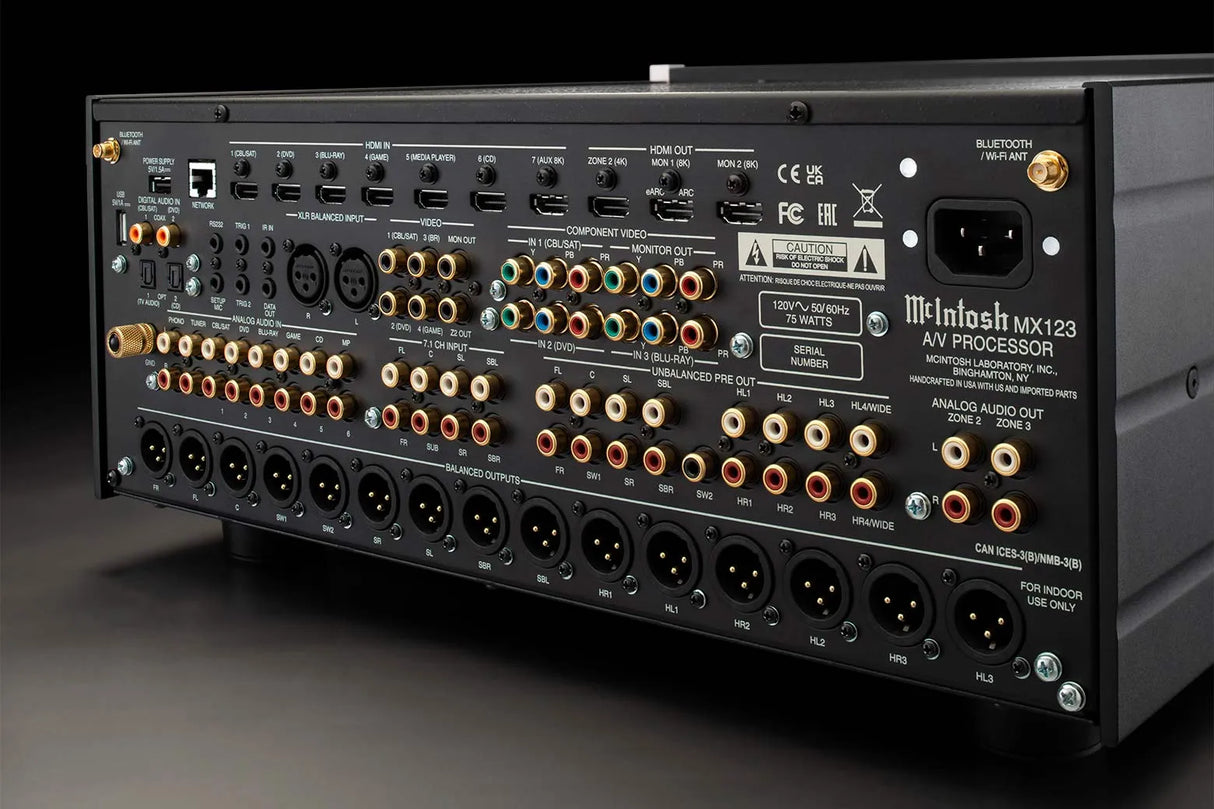 McIntosh MX123, A/V namų kino procesorius - Galinė panelė su daugybe jungčių ir logotipais