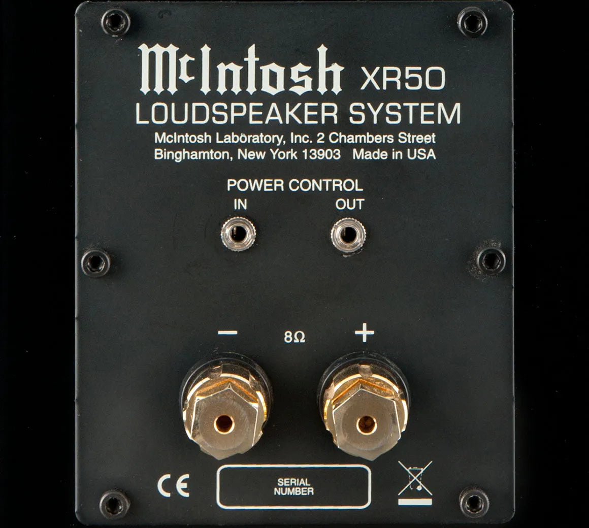 McIntosh XR50, lentyninė garso kolonėlė - Ant galinės panelės yra "Power Control" jungtys