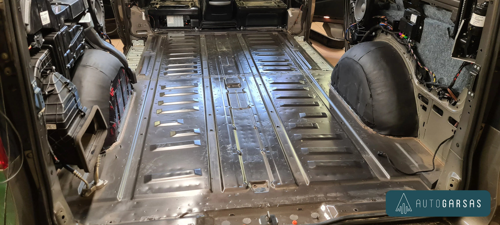 Mercedes-Benz V - Pilna garso izoliacija ir garso aparatūra