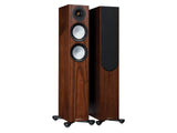Monitor Audio Silver 200 (7G), grindinės garso kolonėlės - Šoninis vaizdas su grotelėmis ir kojelėmis