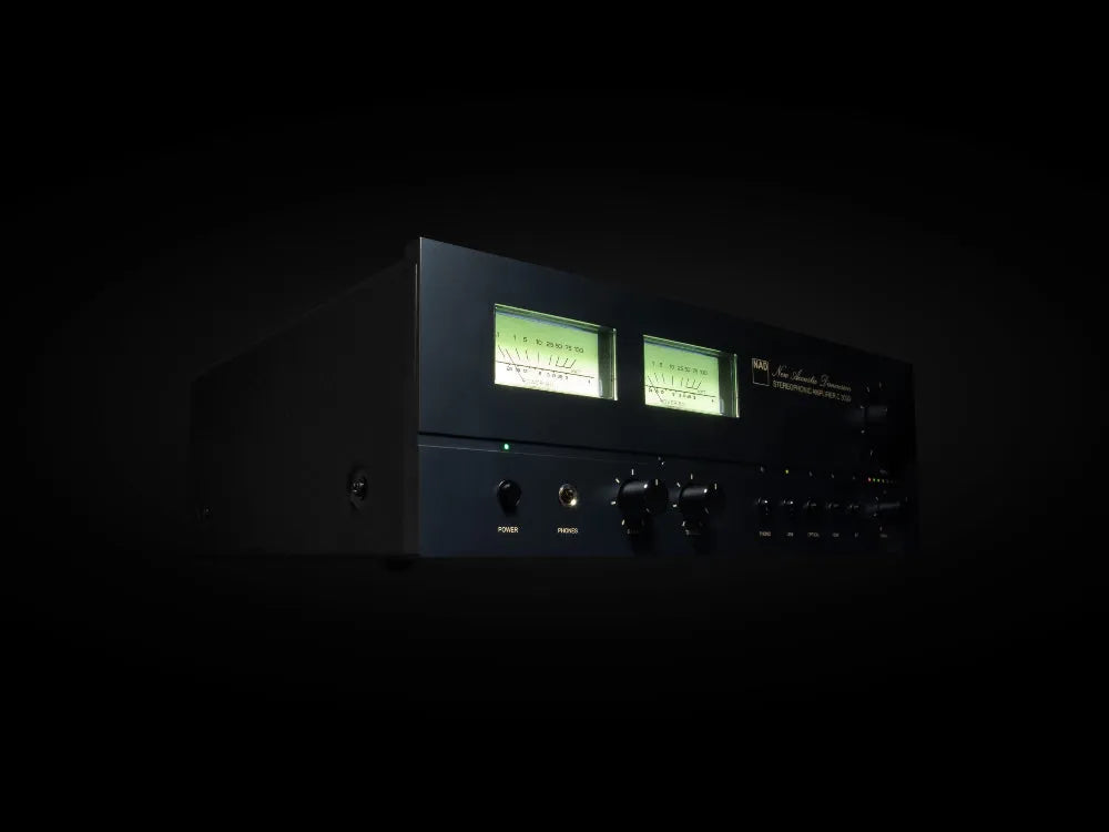 NAD C 3030, integruotas stereo stiprintuvas - du indikatoriai su rodyklėmis ir mygtukai