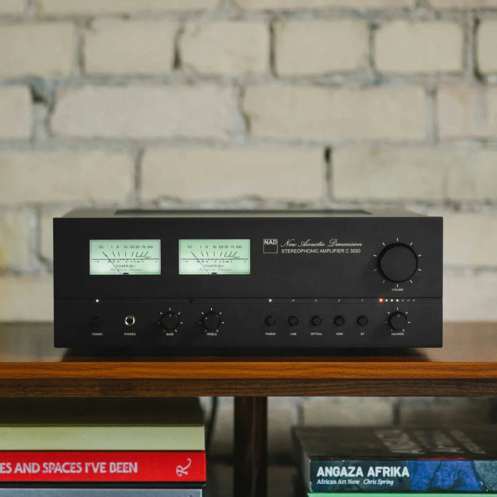 NAD C 3030, integruotas stereo stiprintuvas - du matuokliai ir valdymo mygtukai