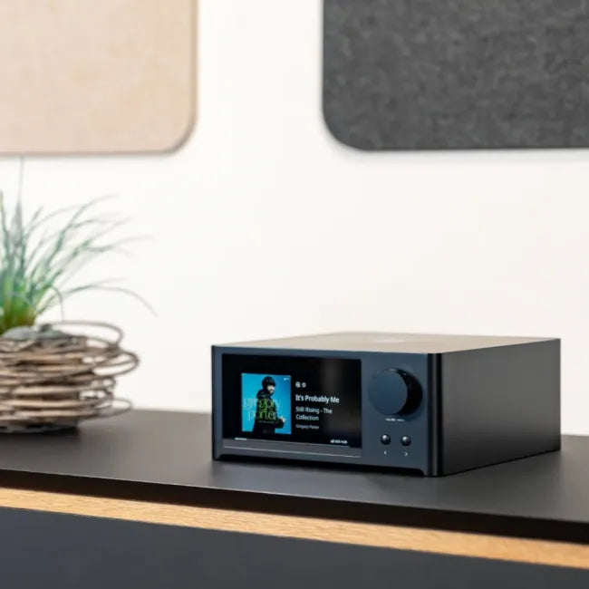 NAD C 700 V2, BluOS tinklinis stiprintuvas su DAC, Dirac Live, HDMI eARC - priekinė panelė su ekranu ir valdymo ratuku