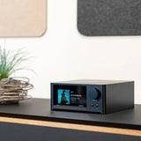 NAD C 700 V2, BluOS tinklinis stiprintuvas su DAC, Dirac Live, HDMI eARC - priekinė panelė su ekranu ir valdymo ratuku