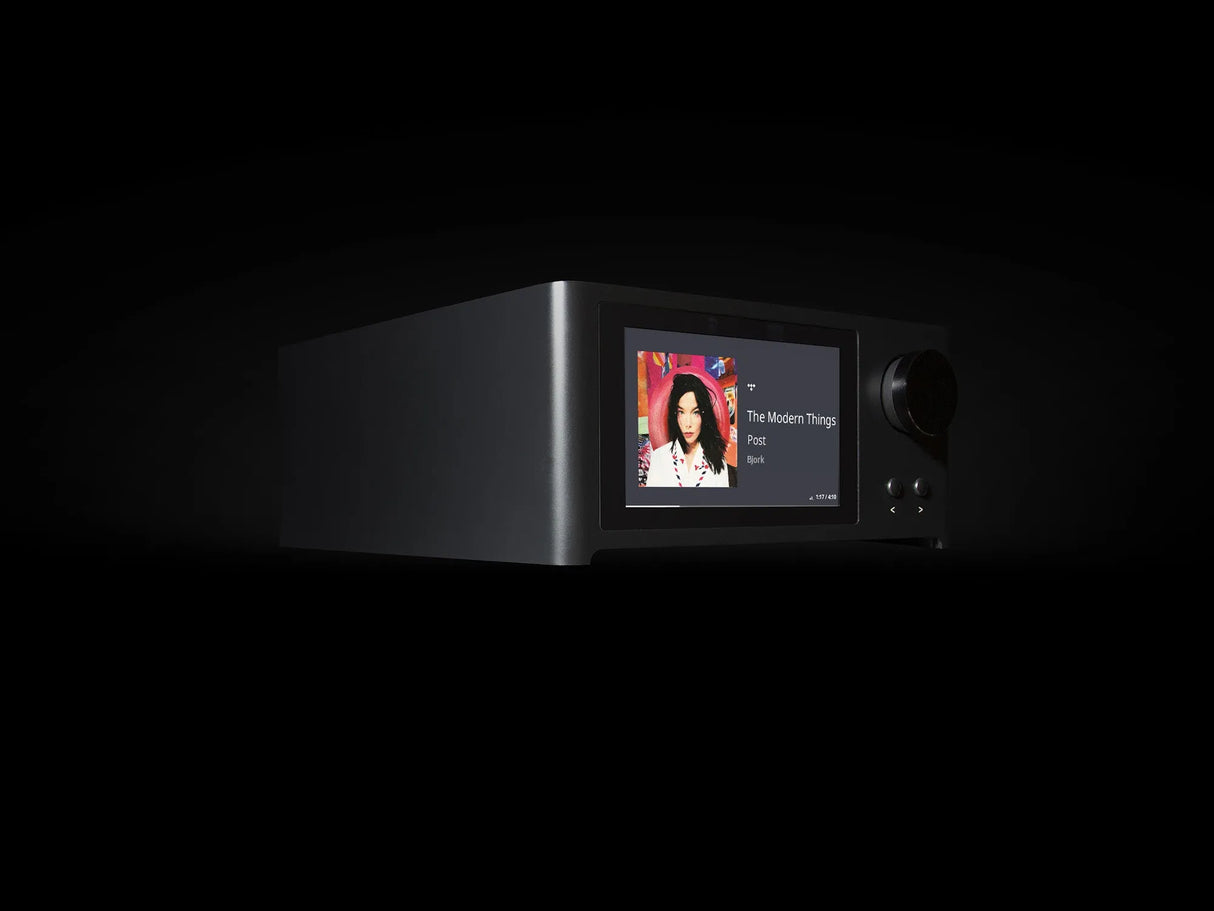 NAD C 700 V2, BluOS tinklinis stiprintuvas su DAC, Dirac Live, HDMI eARC - priekinė panelė su ekranu ir valdymo elementais