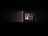 NAD C 700 V2, BluOS tinklinis stiprintuvas su DAC, Dirac Live, HDMI eARC - priekinė panelė su ekranu ir valdymo elementais