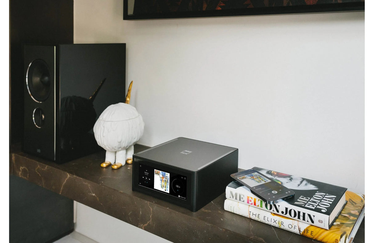 NAD M10 V3, BluOS tinklinis stiprintuvas su Dirac Live, HDMI eARC - priekinis lietimui jautrus ekranas su muzika