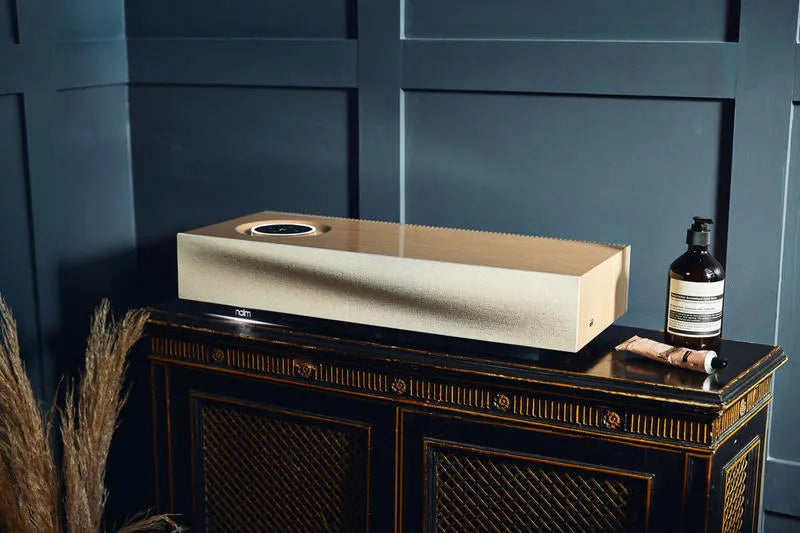 Naim Mu-so 2 Wood, bevielė muzikos sistema - šoninis vaizdas su kosmetikos priemonėmis