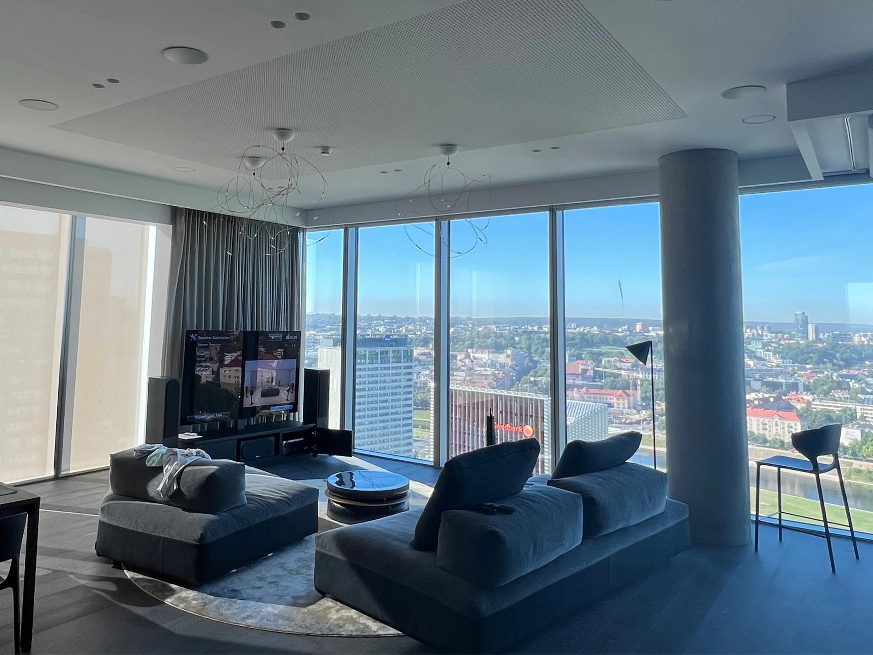 Įrengtas namų kinas penthouse apartamentuose - Aukštas vaizdas pro langą, televizorius, garsiakalbiai