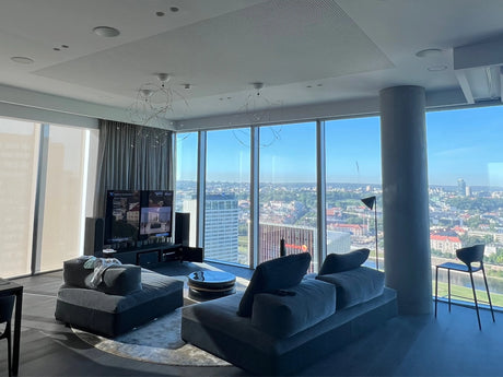 Įrengtas namų kinas penthouse apartamentuose - Aukštas vaizdas pro langą, televizorius, garsiakalbiai
