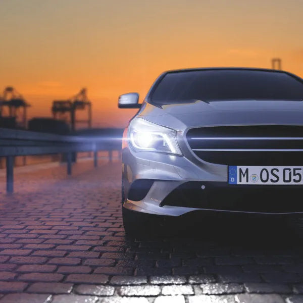 OSRAM XENARC Original, Lemputė XENON D3S 66340 - Priekinė automobilio dalis su įjungtais žibintais