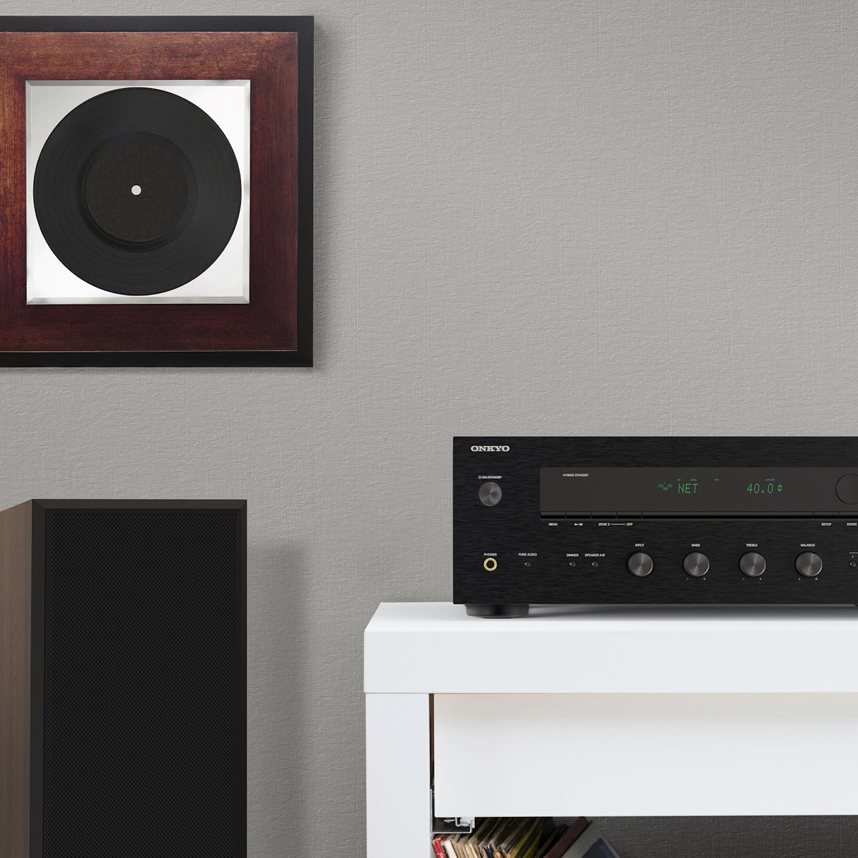 Onkyo TX-8470, Hi-Fi tinklinis stereo stiprintuvas - ONKYO logotipas ant juodo priekio