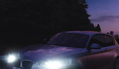 Osram lemputės Night Breaker ,+220%, H7, 55W,2 vnt, DUO 64210NB220 - automobilio priekis su ryškiai šviečiančiomis lemputėmis