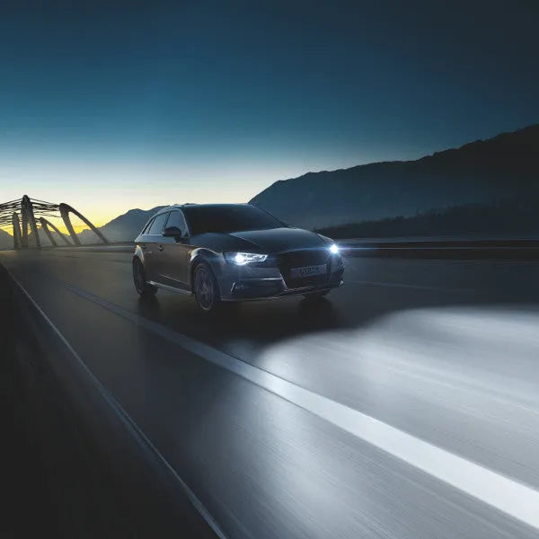 Osram lemputės,H8, Cool Blue® Intense NextGeneration, 4800K, 35W 6 - Automobilis važiuoja keliu su įjungtomis lemputėmis