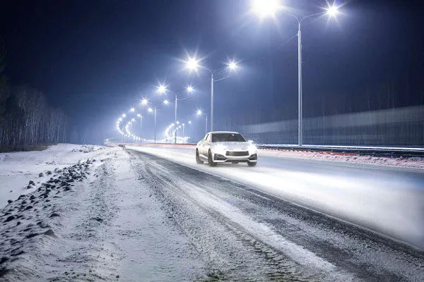 Philips lemputės White Vision Ultra, +60% H4, 60/55W, DUO 12342WV - Automobilis važiuoja apšviestu keliu