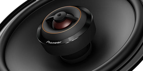 Pioneer 17 cm:n 2-TIE KOAKSIAALIKAIUTIN TS-D65F - detalus garsiakalbio vidurio vaizdas su logotipu
