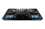 Pioneer DJ - DDJ-800 Rekordbox valdiklis - Spalvingi mygtukai ir apšviesti ratukai iš arti