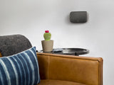 Polk Audio MAGNIFI SR1, Belaidės erdvinio garso kolonėlės skirtos MagniFi Max Soundbar'ui - Kolonėlė pritvirtinta prie sienos virš staliuko