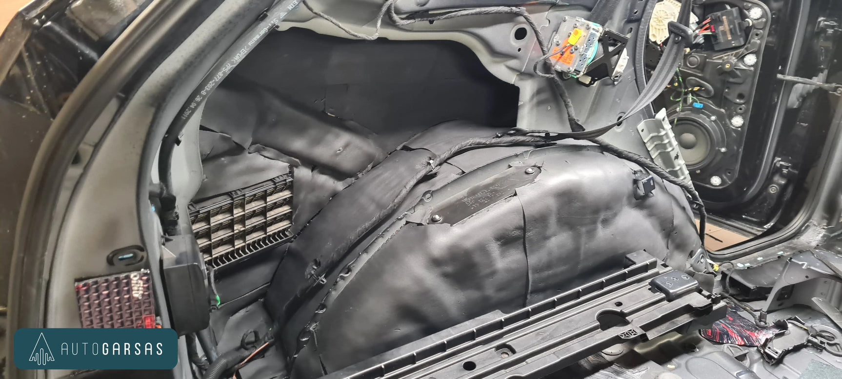 Porsche Cayenne (2011-2017m) pilna garso izoliacija, garso aparatūra