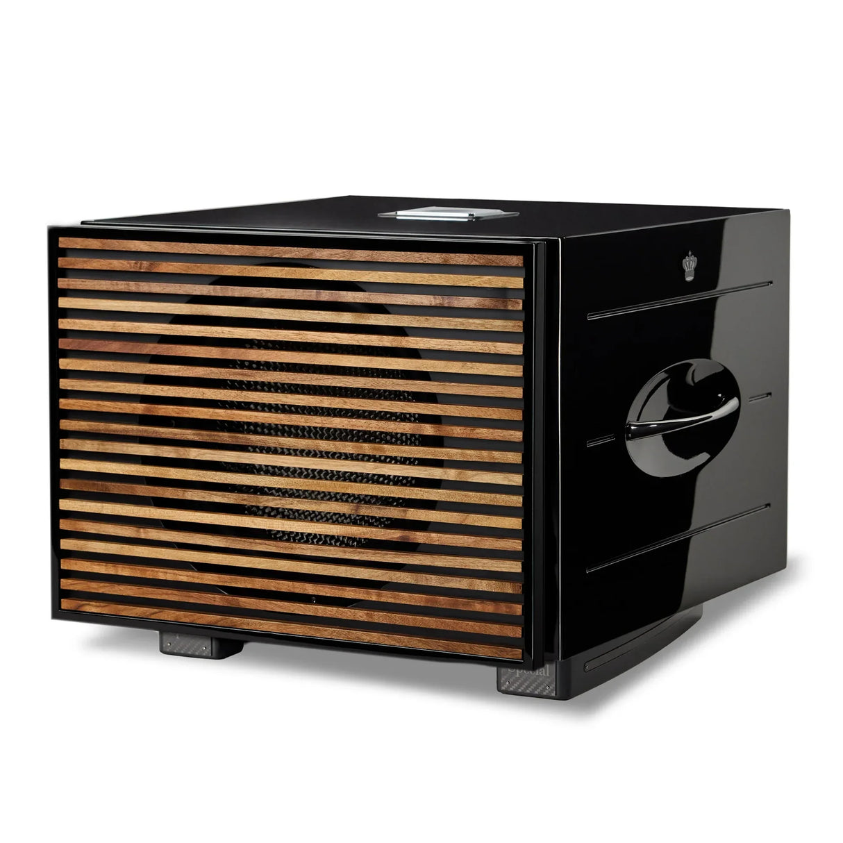 REL Carbon Special Black Label, aktyvi žemų dažnių garso kolonėlė, 900W - Šoninis vaizdas su medinėmis grotelėmis ir rankena