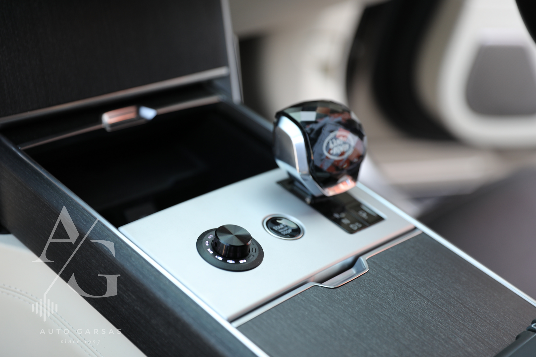 Range Rover L460 (2025m) Sumontuotas priekyje garso konduktorius 