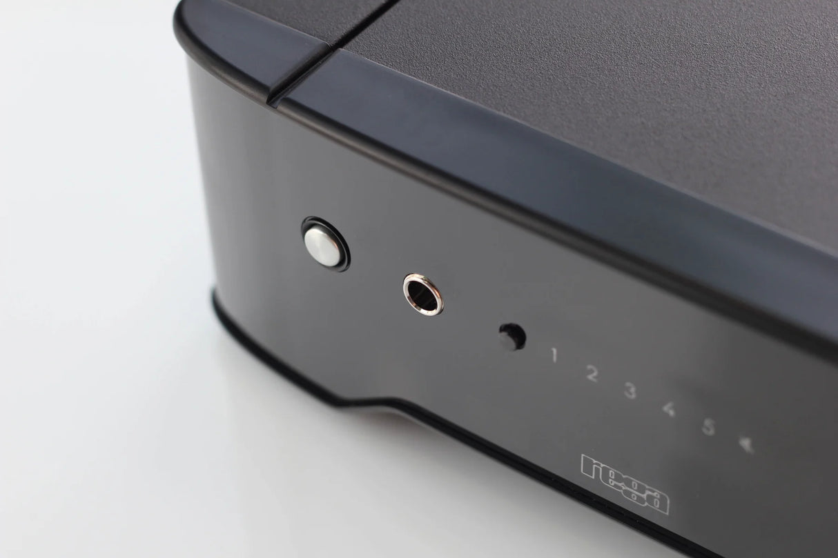Rega BRIO, integruotas stereo stiprintuvas - Priekinė panelė su jungtimis ir indikatoriais