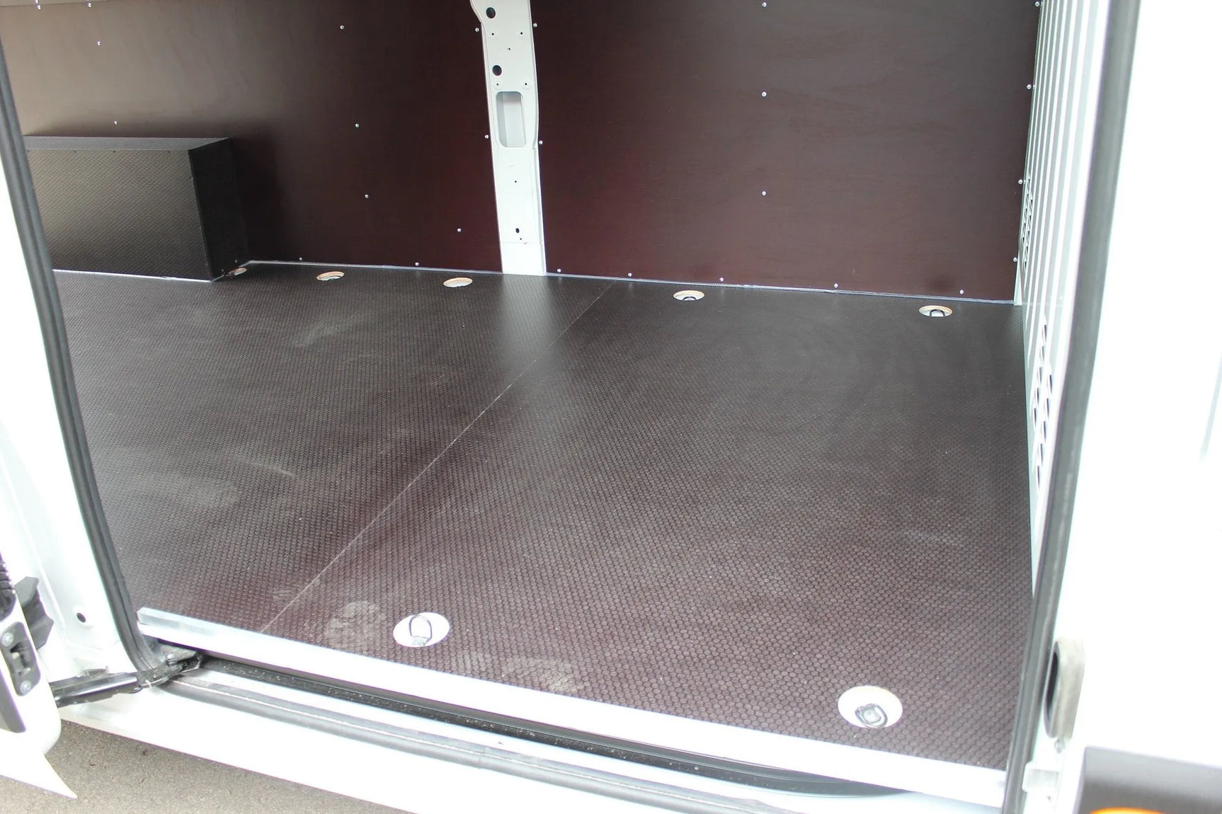 Renault Master išklojimas medžiu