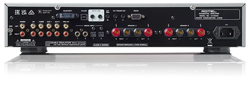 Rotel A12MKII, integruotas stereo stiprintuvas - galinė panelė su daugybe jungčių ir garsiakalbių išėjimų