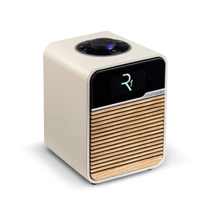 Ruark Audio R1 MK4, bevielė - aktyvi garso kolonėlė - medinis grotelių priekis ir valdymo ratukas viršuje
