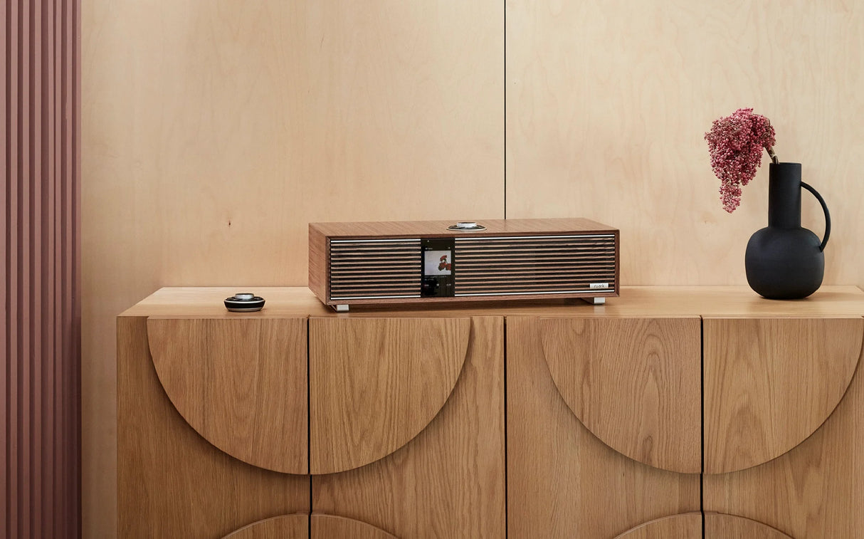 Ruark R410, integruota išmani muzikos sistema/kolonėlė - Mažas valdymo pultelis ant spintelės