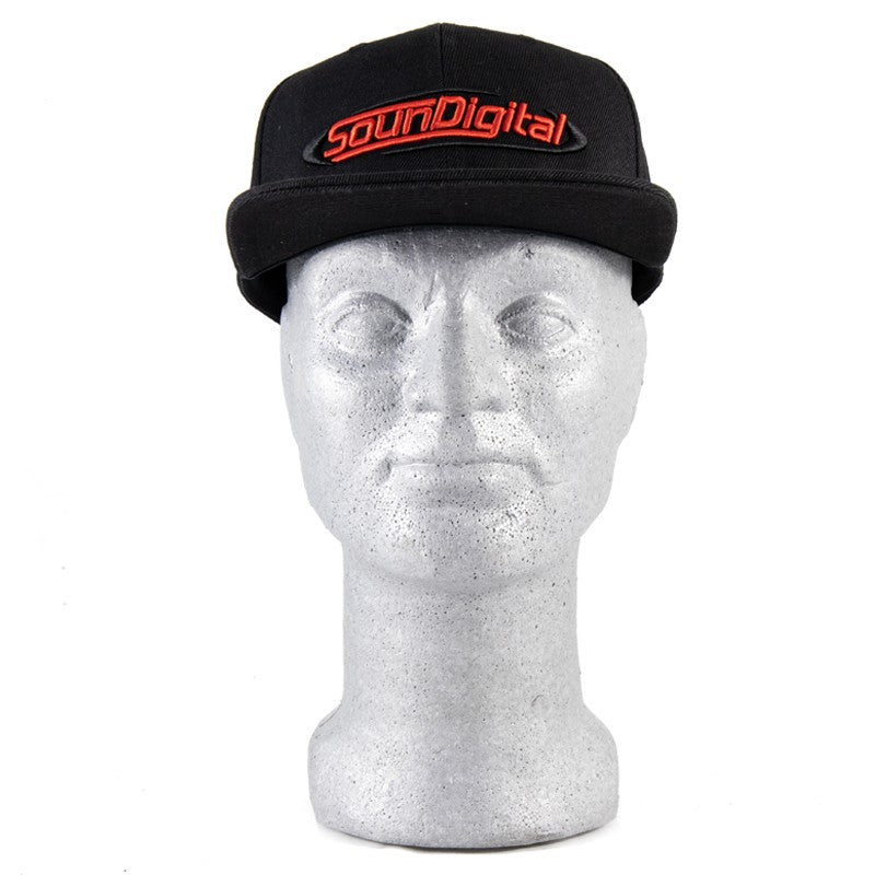 SD Snapback - Juoda kepurė su raudonu logotipu