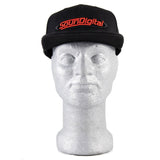 SD Snapback - Juoda kepurė su raudonu logotipu