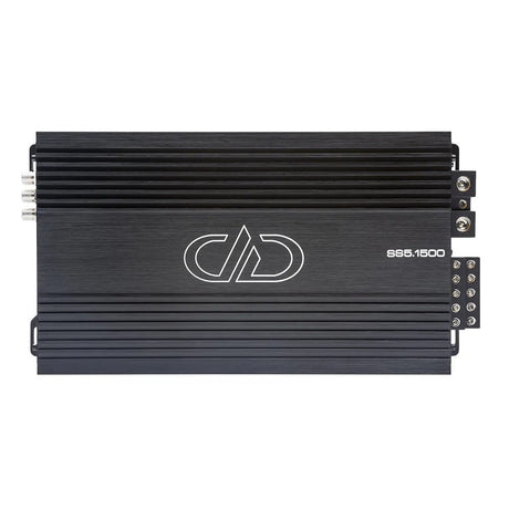 DD Audio SS5.1500 - Juodas metalinis korpusas su logotipu ir jungtimis