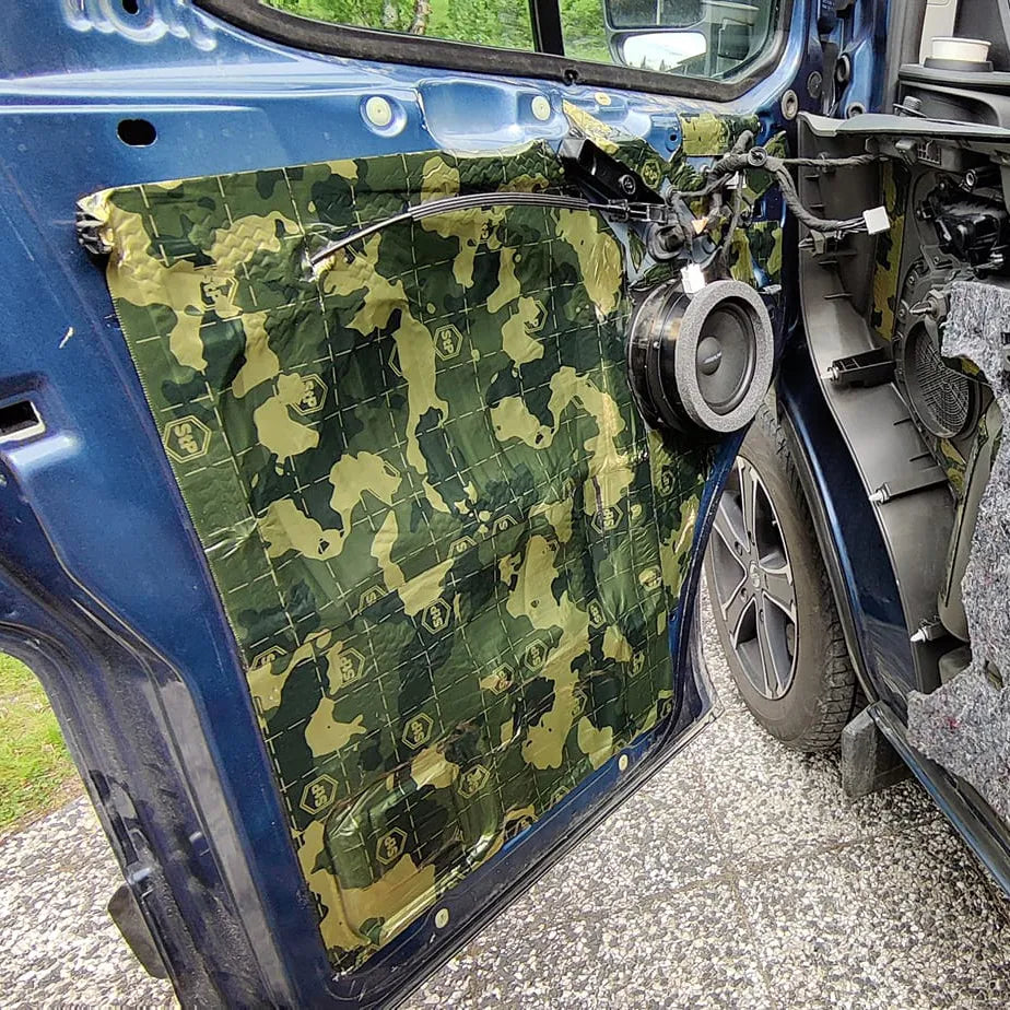 STP Camo Gold - Automobilio durelių vidus su garsiakalbiu ir izoliacija
