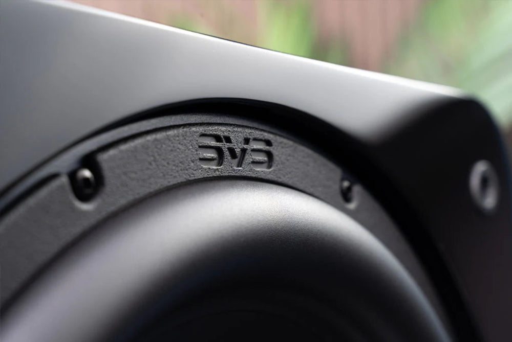 SVS SB-3000 R|Evolution, aktyvi žemų dažnių garso kolonėlė, 1200W - Iš arti matomas SVS logotipas
