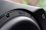 SVS SB-3000 R|Evolution, aktyvi žemų dažnių garso kolonėlė, 1200W - Iš arti matomas SVS logotipas