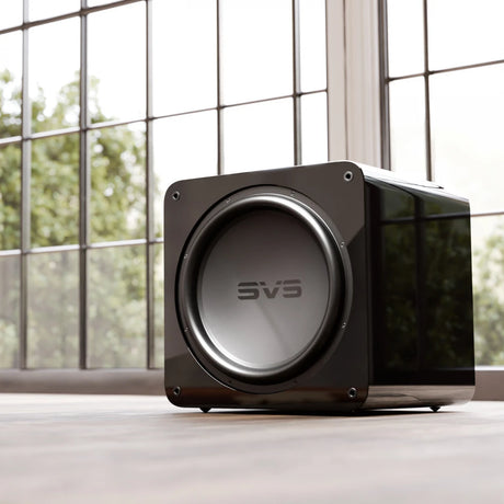 SVS SB17-Ultra R|Evolution, aktyvi žemų dažnių garso kolonėlė - Šoninis vaizdas su langais fone