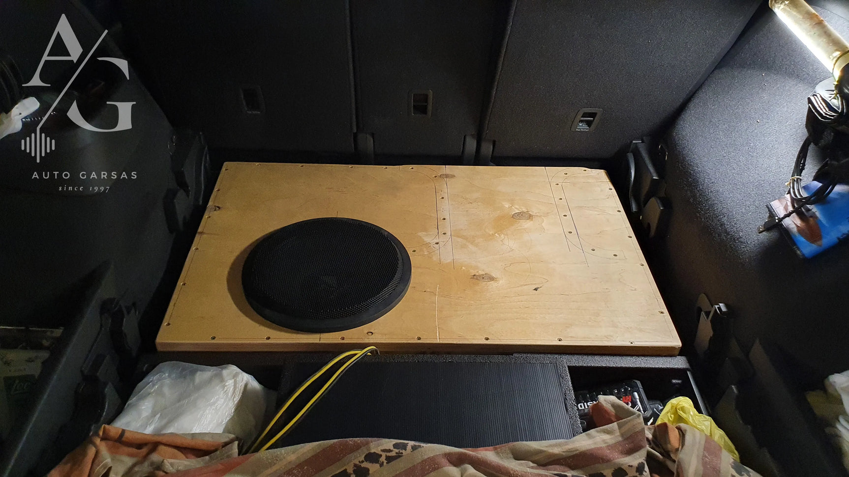 Skoda Kodiaq (2016-2023m) garso aparatūros montavimas, subvuferio gamyba, dalinė garso izoliacija