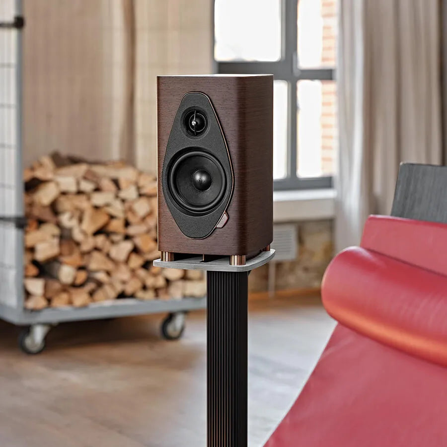 Sonus Faber SONETTO I G2, lentyninė garso kolonėlė - Kolonėlė ant juodo stovylos su medžio apdaila