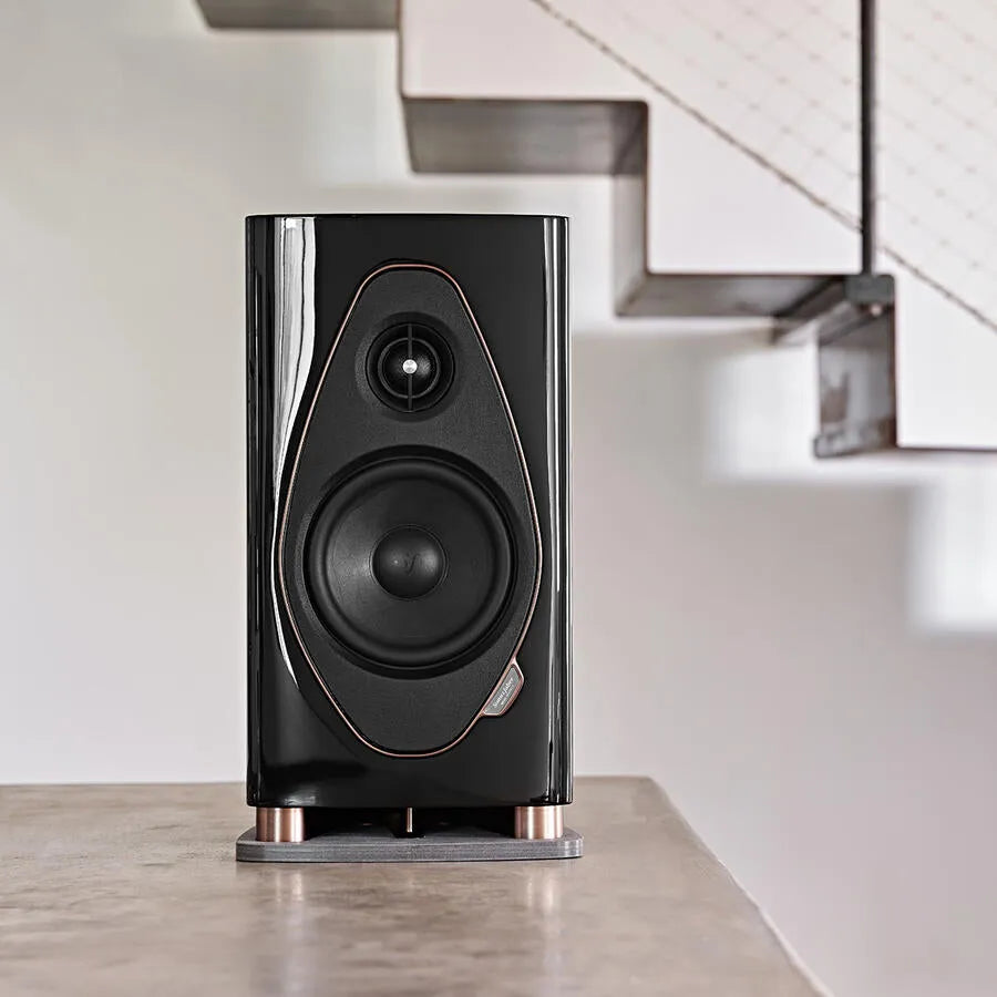 Sonus Faber SONETTO I G2, lentyninė garso kolonėlė - Šoninis vaizdas su laiptais fone